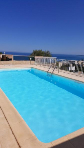 Appartement Vue Mer à Bastia, terrasse et piscine privée.